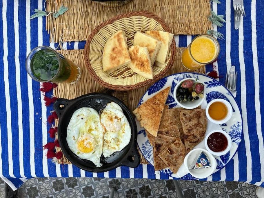 House In Old Medina For 10 Guests Villa Tangier Bagian luar foto
